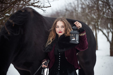 一匹黑马的深色衣服的女孩背景图片