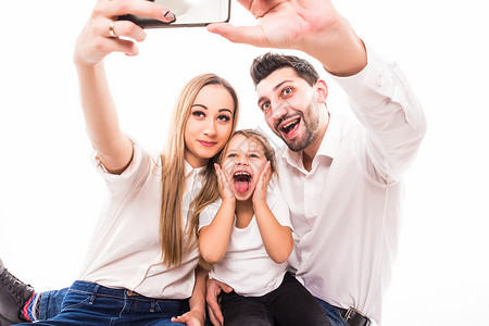 白种背景的幸福家庭母亲父亲和女儿图片
