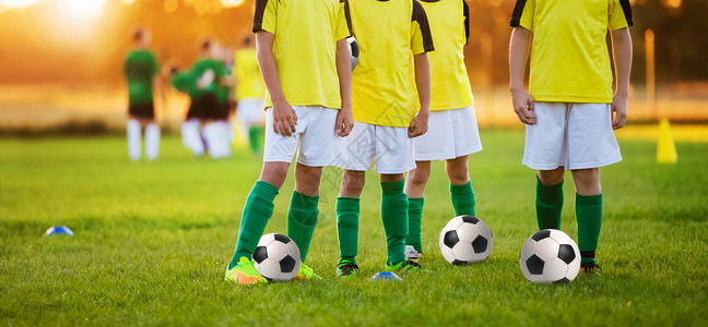 男孩训练足球孩子们在体育场踢足球足球运动员队图片