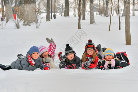 快乐的孩子们在冬天穿冬装时笑图片