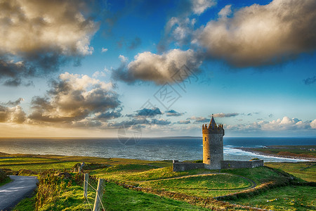 多纳戈尔在爱尔兰杜林县克莱尔的狂野大西洋路上的史诗般的日落美丽的风景与古老的爱尔兰城堡和背景