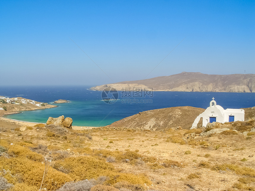 希腊米科诺斯Mykonos夏季的蓝天空和绿海下图片