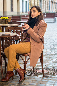 在街上咖啡厅喝咖啡的漂图片