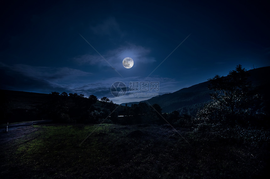 明亮的魔法月亮的美丽的夜景图片