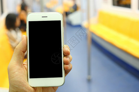 在火车上拿着智能手机的手图片