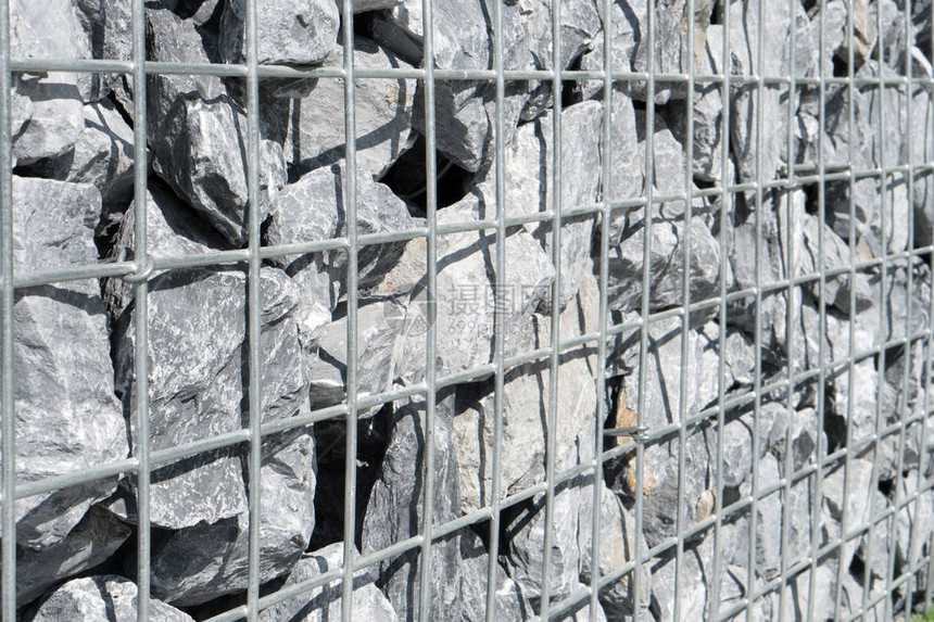 石笼墙钢网石笼中的灰色石头图片