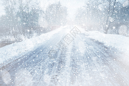暴风雪期间美丽的乡村道路图片