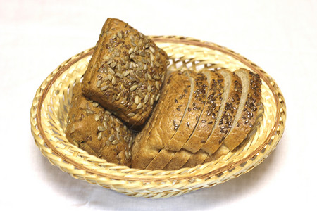 桌上的各种面包和面包卷图片