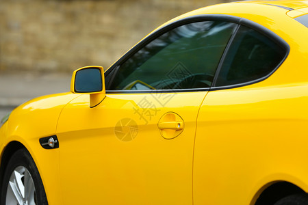 现代黄色汽车户外图片