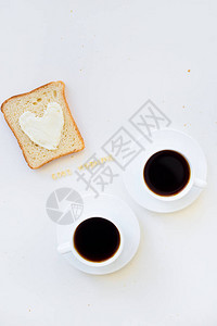 早餐三明治以心脏的形式加奶酪标志图片