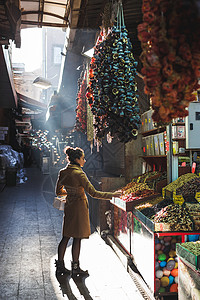 妇女选择市场坚果和干果图片
