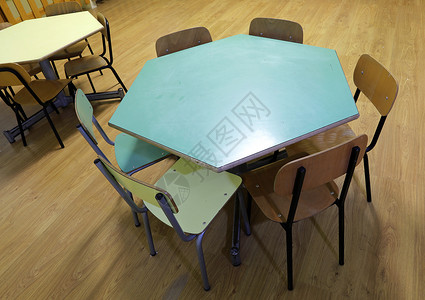 六边形桌小椅子放在教室里图片