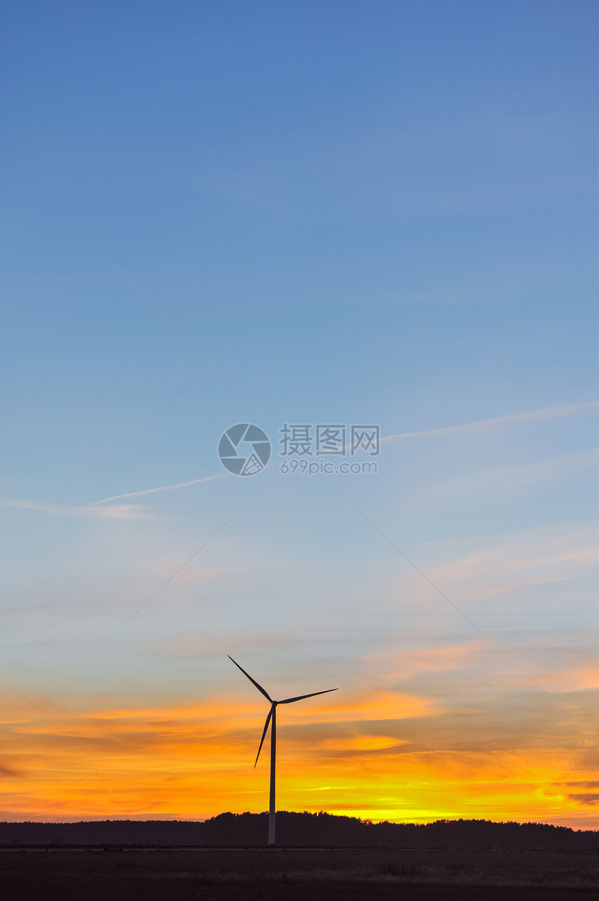 日落时风力发电站的剪影图片
