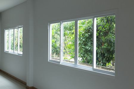 玻璃窗在白墙内部房屋上滑动图片