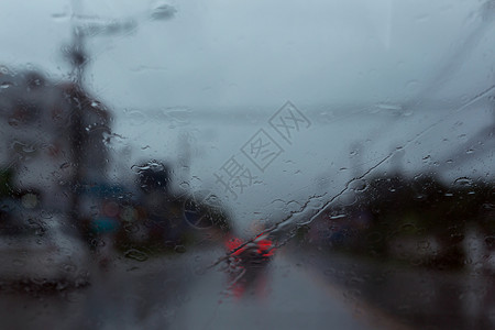 夜里在市区街道的暴雨日中充斥着交通堵塞图片