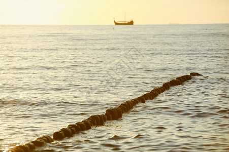夏天日落时波罗的海防波堤背景图片