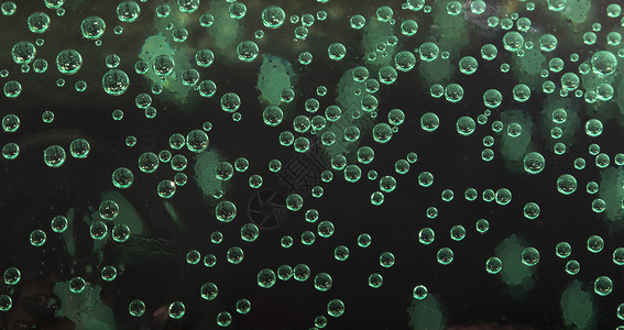水中的一组绿色气泡图片