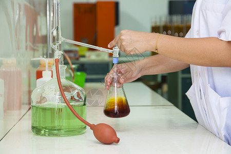 在生物技术实验室工作的研究员生化工程师在实验室实验图片
