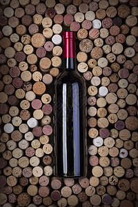 木桌上的一瓶红酒和软木塞图片
