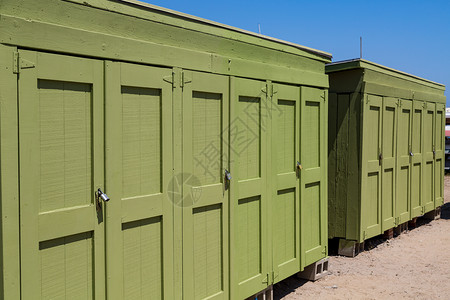 一排排上锁的绿色海滩储物柜图片