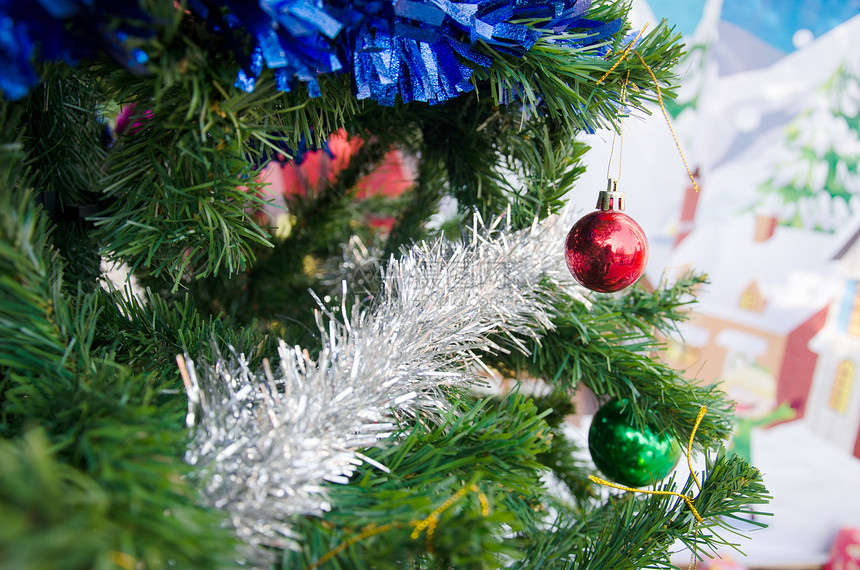圣诞树和圣诞装饰品图片