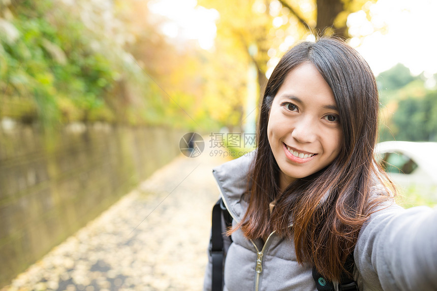 拿着相机拍照的女人图片