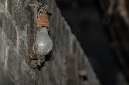 废弃铸造厂的旧灯泡图片