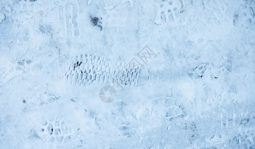 公园小路上雪中的脚印图片