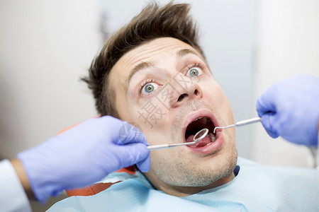 在牙检查期间在牙医办公室被图片