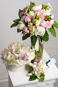 白色的花朵白桌上的花卉布克纸盒图片