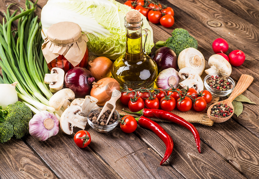 木材上的蔬菜生物健康食品图片