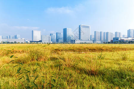 来自草原的现代城市的城市图片