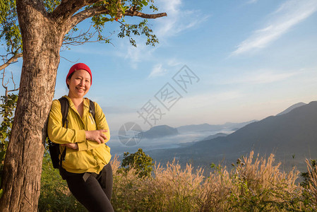 中年妇女早上在山上微笑图片