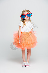 穿着心形眼镜和节日礼服的可爱小女孩图片