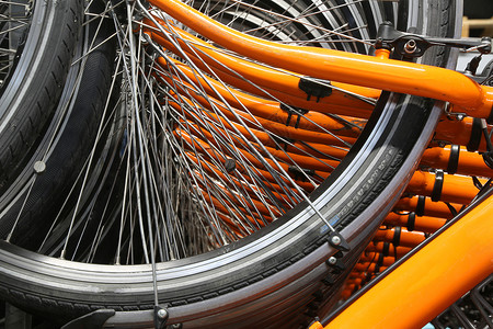 许多橙色的自行车轮子图片