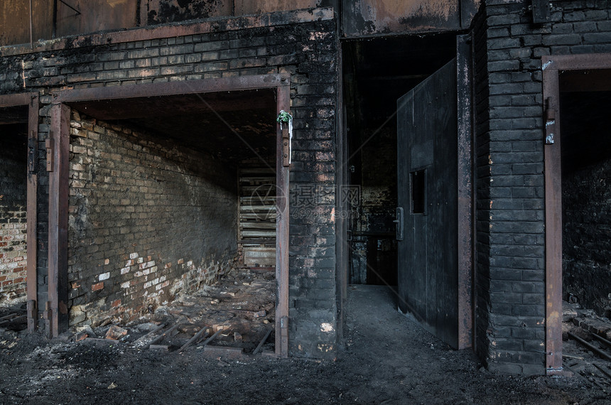 旧废弃工厂的许多房间图片