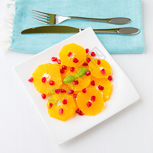 新鲜的柑橘沙拉加橙子和石榴籽在白色图片