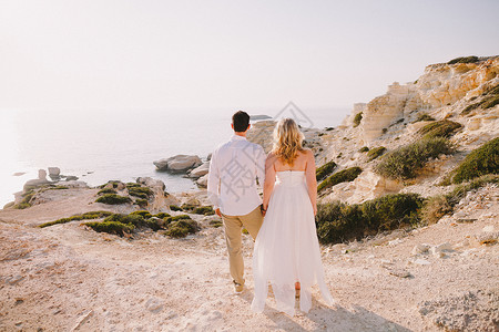 蜜月婚礼情侣旅行海边后视图塞浦路斯的山图片