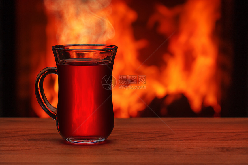 壁炉前桌上的茶杯图片