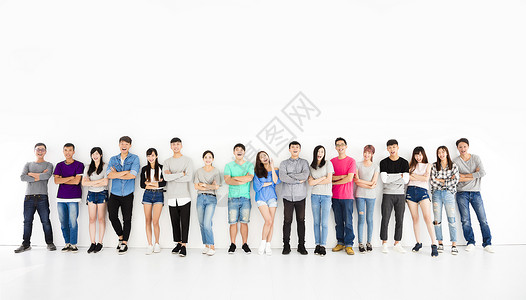 快乐的青年学生群体站在一图片