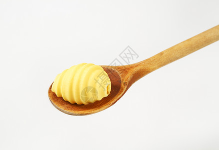 木勺上的黄油卷曲图片