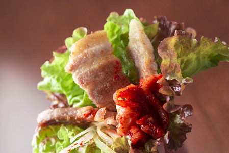 韩国肉类和蔬菜的热菜高清图片