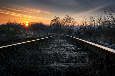 秋日夕阳下的老式铁路图片