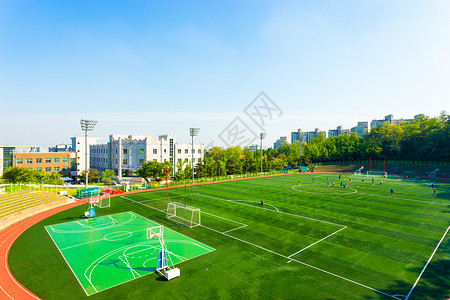 在韩国首尔韩国大学校园赛道体育场的田径足球场上图片