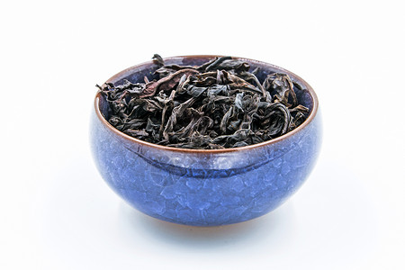 乌龙深红茶WuYiRougui在蓝色陶瓷碗中图片