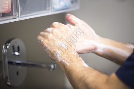 医院手术室外科医生洗手图片
