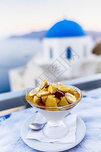 餐桌上的传统希腊美食享有伊亚图片