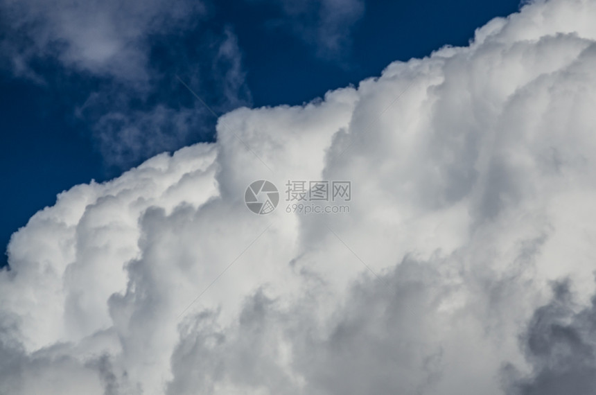 闪亮的蓝夏日天空中图片