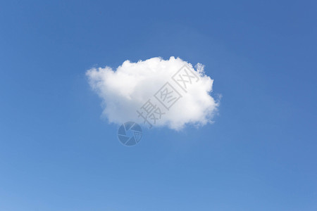 湛蓝的天空中的白色蓬松云图片