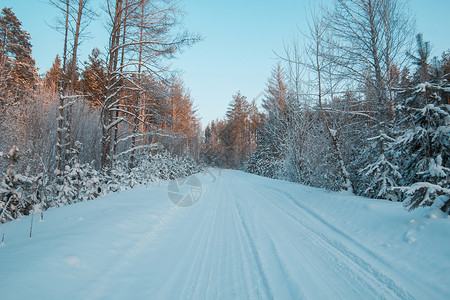 冬季的山林中雪覆盖了森林日落时空路面图片